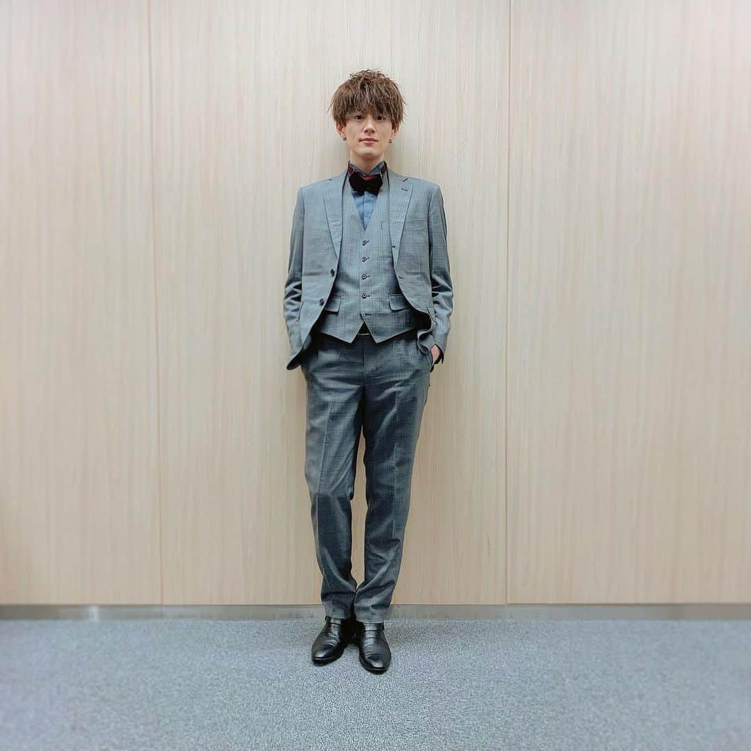 向山毅さんのインスタグラム写真 - (向山毅Instagram)「Happy Valentine's Day🍫  最幸の時間をありがとうございました！！  #SOLIDEMO #向山毅 #北九州市観光大使 #AOKI #suits #suitstyle #costume  #メンズスーツ #メンズ #スーツ男子 #蝶ネクタイ #スーツ #fashion  #openrec #生配信 #LIVE #smile #バレンタイン #バレンタインデー」2月14日 22時08分 - take_solidemo