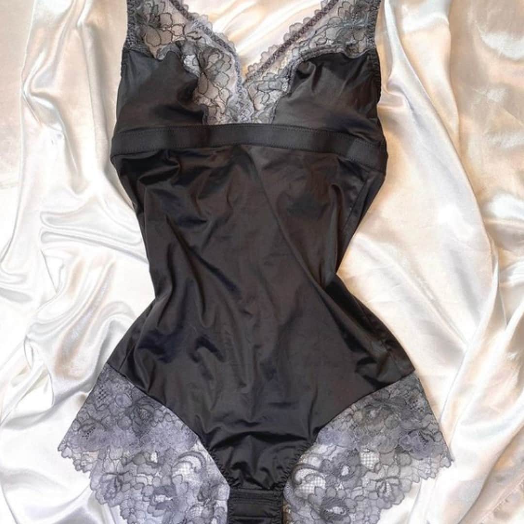 レジャビーのインスタグラム：「"Sweet dreams are made of bodys" en cette belle journée qui célèbre l'amour 🤍 - "Sweet dreams are made of bodys" on this beautiful day that celebrates love 🤍  Repost from @dijon_en_guepiere #maisonlejaby #valentineday #lingerie #body #soie #love」