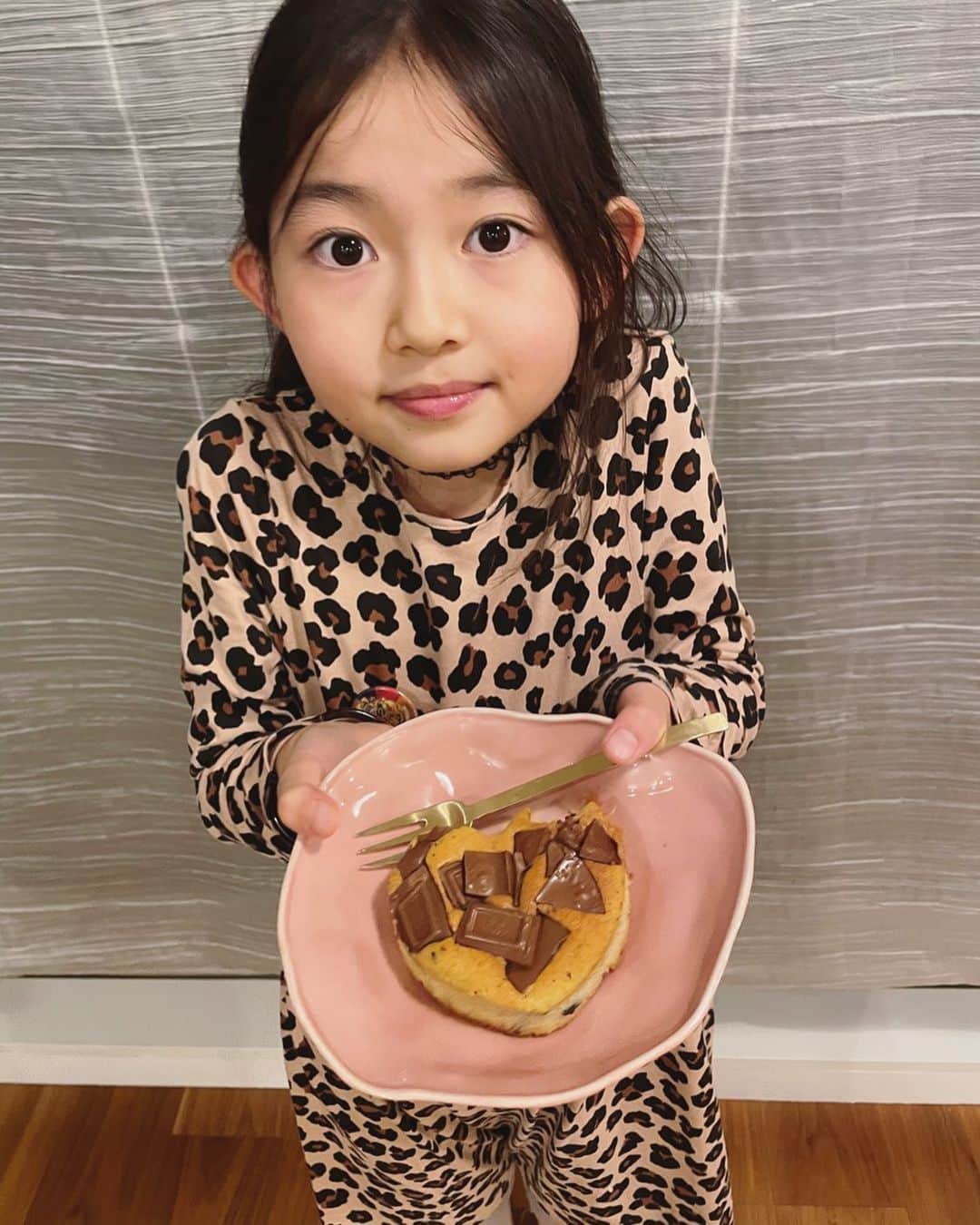 簑島三佳のインスタグラム：「今年も手作りバレンタイン❤️  チョコチップカップケーキを作ったら素朴な味になりました😂  ちゃんとレシピ見て作ったからもっと美味しくなると思ったけどな〜  お友達と作った事が良い思い出になったね♡  #この表情なんなん #valentineday」