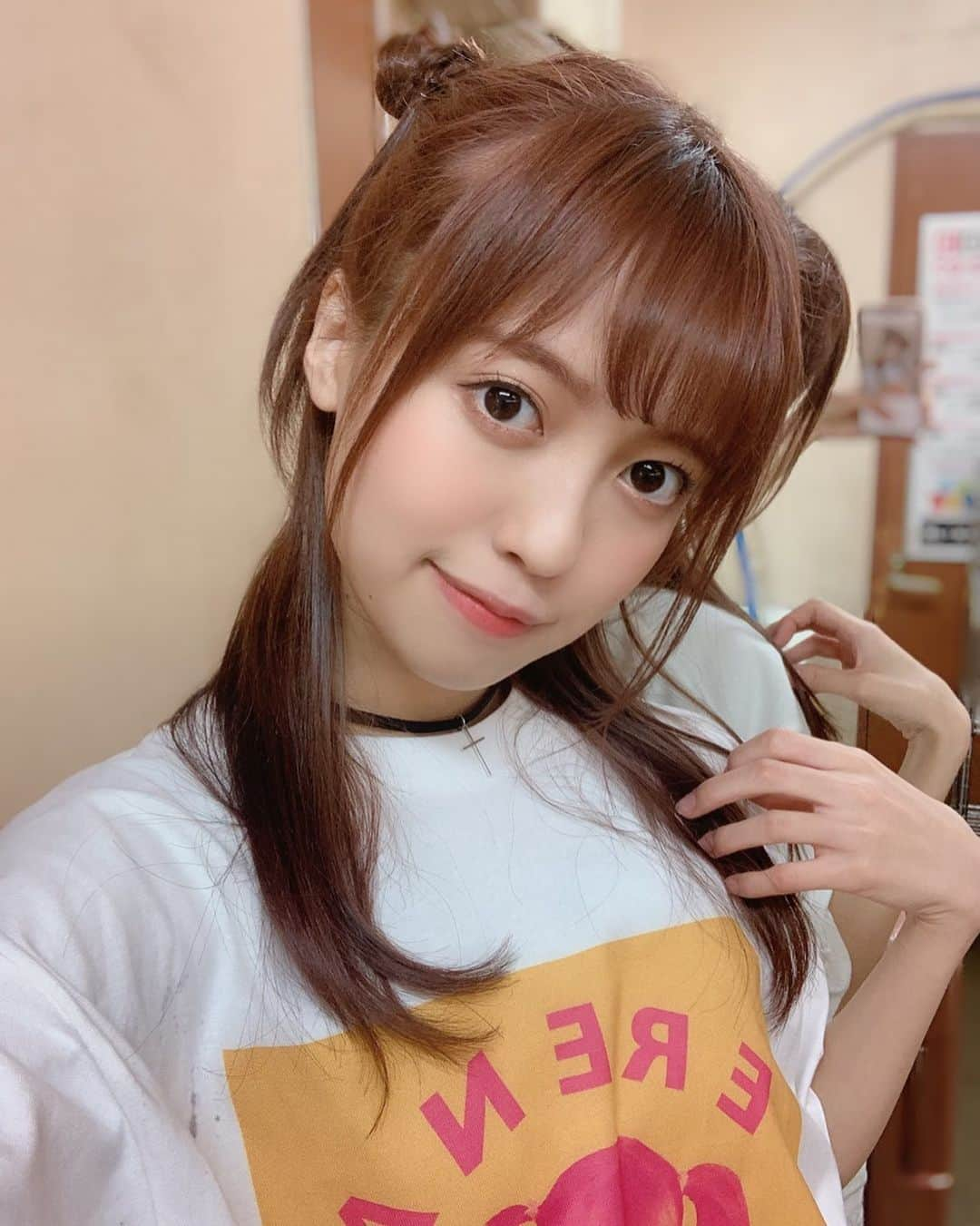 田中えれなのインスタグラム：「えれなバースデー記念LIVE﻿ ～極上バレンタイン♡～﻿ 来てくれた人ありがとう🧸💕 ﻿ ﻿ ﻿ えれTシャツもつくれたし﻿ ほんとに自分のやりたかったことつめました🥳 ﻿ ﻿ それに今日は、バレンタインデーなので﻿ みんなマシュマロチョコ貰ってくれたかな？﻿ ﻿ ﻿ おいしくたべてね🍫 ﻿ ﻿  #バレンタイン #マシュマロ #生誕祭 #live #ヘアアレンジ #ライブヘアセット #イベントヘア #ハーフツインお団子 #ハーフツイン #ハーフアップ #韓国ヘアー #カラー #バレンタインカラー #tシャツ #ootd #アイドル #photography #헤라 #얼짱 #맞팔 #뷰티스타그램 #화장품 #화장품추천 #코스메틱 #いいね返し #いいねした人で気になった人フォロー #followｍe」