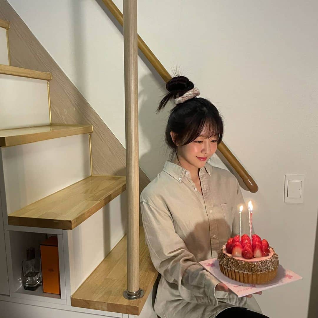 ユジョンのインスタグラム：「이번 생일은 설날 연휴 덕분에 몇년만에 가족들과도 함께 보내고, 더욱 따뜻하게 바쁘게 보낸 것 같아요 🤍 축하해 주신 많은 분들, 우리 라떼들 정말 너무너무 감사합니다🌷🤍 모두들 연휴 마무리 잘 하시구 새해 복 많이 받으세요 🤎」