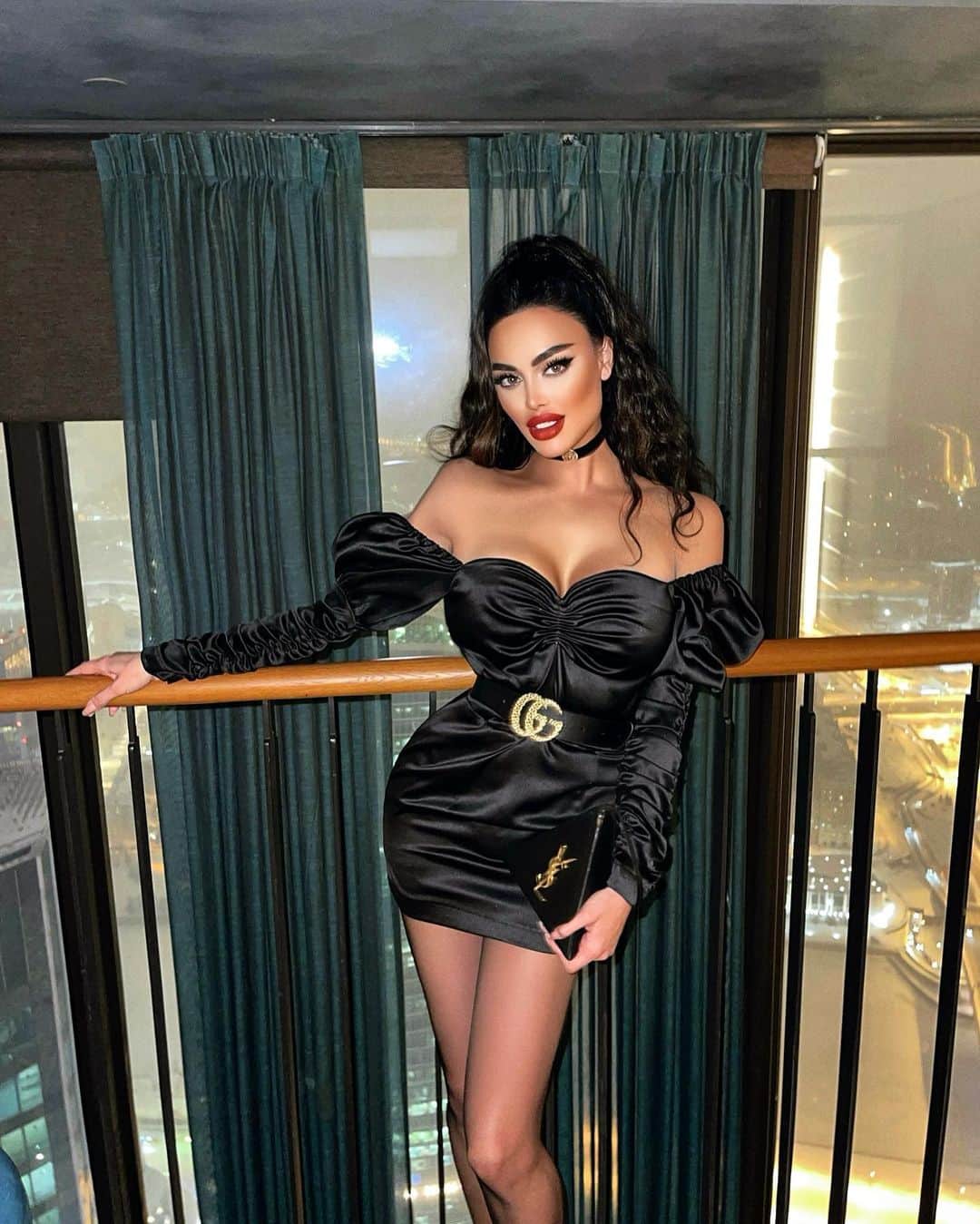 Nita Kuzminaのインスタグラム：「Мои дорогие, Я с большим удовольствием поздравляю всех влюблённых! ♥️🕊 Любите, берегите, уважайте друг друга! Цените и наслаждайтесь каждым моментом проведённым вместе!  Любовь - это настоящий космос!!! 🚀♥️ Ну а моё сердце на сегодняшний день свободно! Но интуиция подсказывает мне, что это не на долго!))) 😈🥰 #HappyValentineDay」