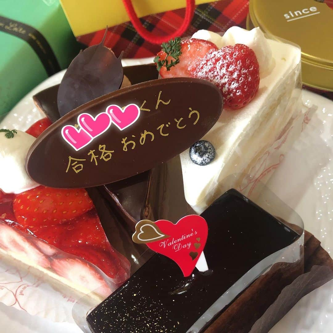 小林万希子さんのインスタグラム写真 - (小林万希子Instagram)「皆さま今日はどんなvalentine'sdayを過ごされましたか？  実は我が家の息子さん… 何とか一つ私立合格をいただきましたーっ👏😆  それも思っていたより一つ上のクラスで合格をいただいたので、本人としてはかなり嬉しかったようです🙏  中学1年生の時には、どこにもいけないんじゃないかと思っていたので…(冗談じゃなくホントーです💦)  本当ーに良がっだーーー😭💕  これで無事高校生になれそうです！笑  皆さんからたくさんの応援メッセージ📣 ありがとうございました✨ 嬉しかったです♡  まだまだ引き続きありますが… ひとまず「おめでとう 〜💮」という事で、おばあちゃんからショートケーキの🎂happyバレンタイン🎁💕😆  すぐに調子に乗って油断をするので笑 しっかり手綱をひきながら 最後まで乗り切りたいと思います！ ありがとうございました😊  ひとまず、息子よ！おめでとう ㊗️  #バレンタイン  #バレンタインデー  #合格祝い  #ひとまず安心  #引き続き頑張ります 💪💕」2月14日 22時20分 - macky1218