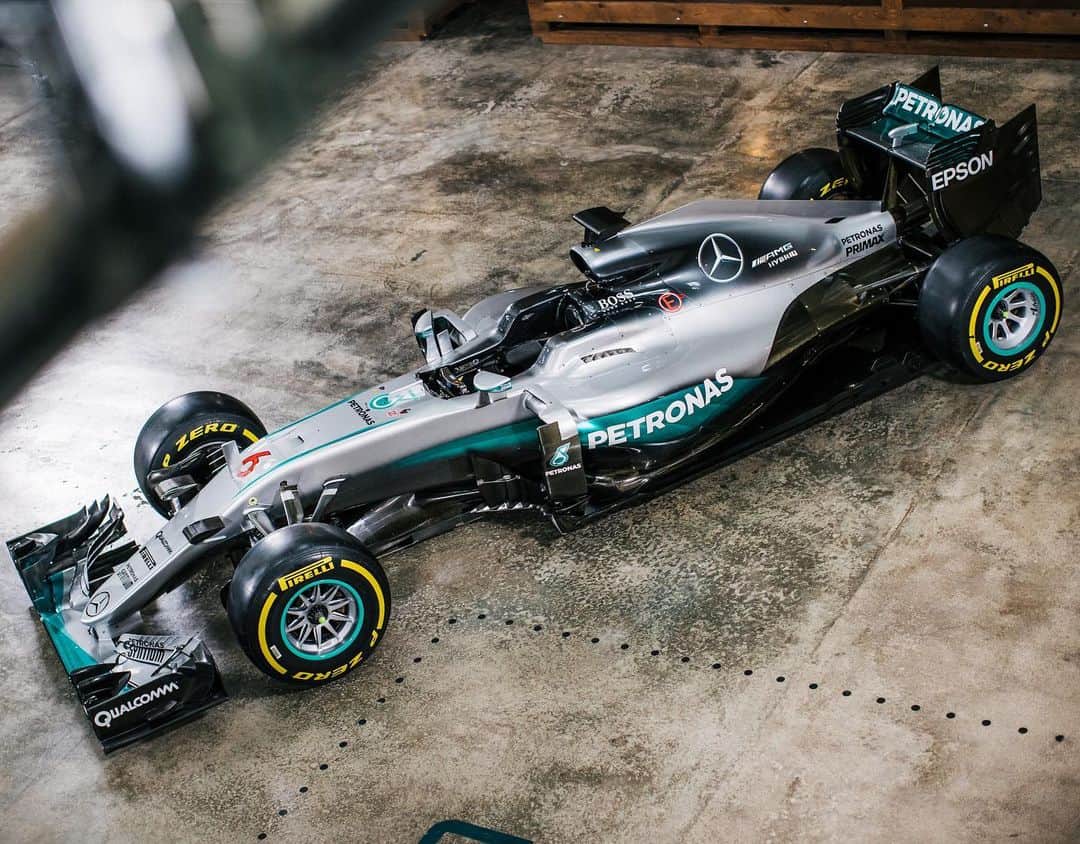 MERCEDES AMG PETRONASさんのインスタグラム写真 - (MERCEDES AMG PETRONASInstagram)「A force of nature. 💪 Ready for the next Silver Arrows Story? 🌟」2月14日 22時21分 - mercedesamgf1