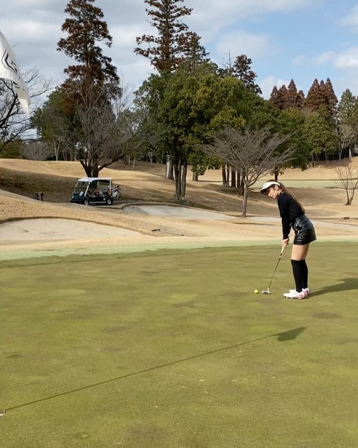 のインスタグラム：「. パター🧈🏌️‍♀️ 初めてのパター動画！ . 距離感が全然わからなくて、強すぎたり、へなちょこすぎたり、行ったり来たりしてたのがだんだんと距離感を掴めるようになってきました🥺✨ 1発で入ると超きもちいい、、✨ . キャディーさんにアドバイスもらって、脇をぎゅっと締めて打ってたらミスが少なくなりました☺️ 優しいキャディーさんに感謝🙏✨ . 確実に2パット以内できめれるように頑張るぞ〜〜😤🙌 . #ゴルフ初心者#ゴルフ女子#ゴルフ#ゴルフウェア#ゴルフコーデ#パター#パター動画#ゴルフ好きな人と繋がりたい#ゴルフ女子と繋がりたい」