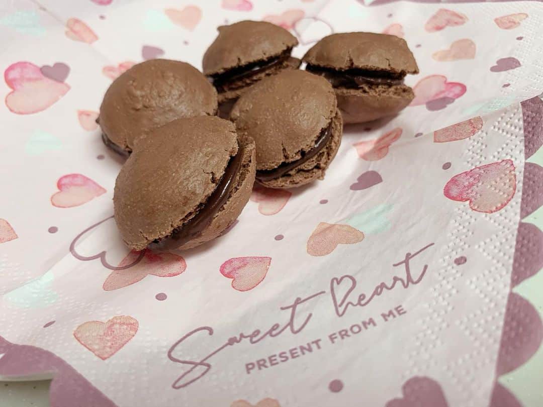 久保田沙矢香のインスタグラム：「.  ♡ Happy Valentine's Day ♡  今年はチョコのマカロンを作ったよ！ 今までで1番苦戦したかも( ᐡ•̥ •̥ᐡ )‬  特別な存在のあなたに！ お届けするね🥺🏹  #バレンタイン #バレンタイン手作り #マカロン #マカロン作り #チョコレート #ハッピーバレンタイン #手作りお菓子 #valentine #happyvalentinesday #ラストアイドル」