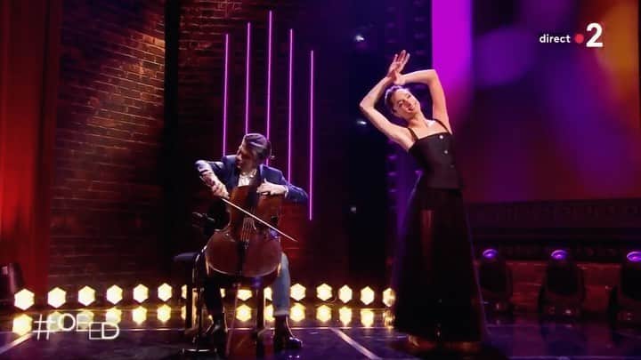 ドロテ・ジルベールのインスタグラム：「L’hymne à l’amour de Piaf avec @gautiercapucon et @jeromeducros_piano pour une surprise pour @humarchand  Chorégraphie de @marionmotin  . @ruquierlaurent @onestendirect @france2 .  Agent : @albane.cleret  Robe : @dior  Hair : @thibaudsalducci for @johnnollet . #edithpiaf #gautiercapucon #hymnealamour」