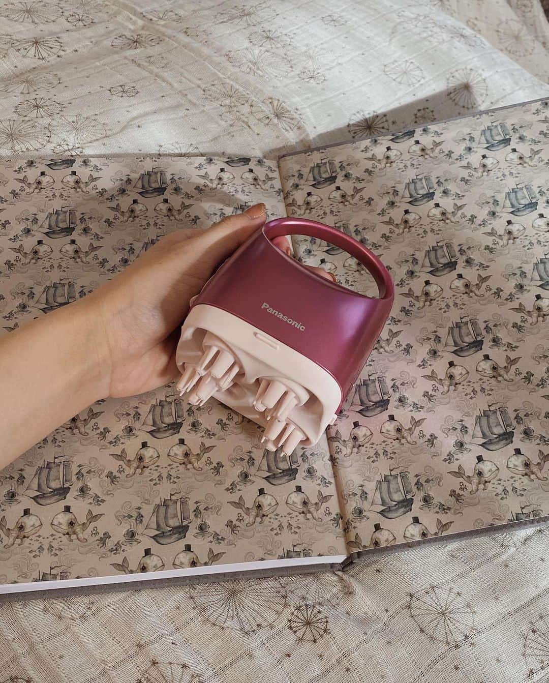 目見田早弥子のインスタグラム：「🏹. @panasonic_beauty の頭皮エステ。 充電式コードレス&防水でお風呂でも使えるから ひとりでお風呂入れる日にゆっくりケアしてます✨ 頭って皮一枚でお顔とも繋がってるから 頭皮ケアするとお肌も調子良くなるって聞くけど 自分では上手くケアできてなくて💭 この頭皮エステはまるで手の動きのような感覚で 本当に気持ち良いです☺️♡ 頭皮だけじゃなく、新しく追加されたNECKモードで 首周りも使えて最高ですよ~🕊 ⠀ 使用中の動画撮ってみたのですが、 片手で頭皮ケア、片手でスマホ持ってるから ガタガタ揺れてるしちょっと引きになるし なんかシュールな映像ですみません。（笑）  #パナソニックビューティ#パナソニックビューティ美容部#美容家電#PR#パナソニックビューティ社外美容部#頭皮エステ#美容#beauty」