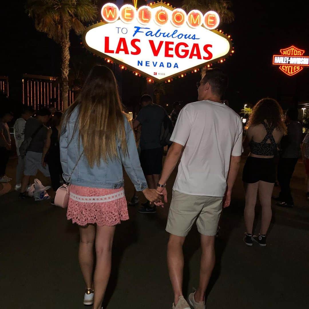 フロリアン・トヴァンのインスタグラム：「Joyeuse Saint Valentin My Love ❤️ @charlottepirroni」