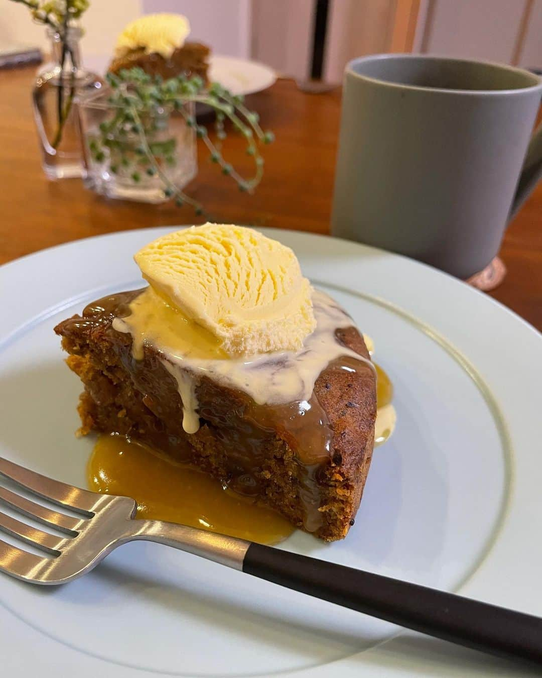 玉田圭司のインスタグラム：「Valentine’s Day🍫  Sticky toffee puddingを作ってくれました🇬🇧 キャンプ中は、甘いものを我慢してきたので最高の最高でした💯 本当にありがとう😋 私は良い妻を持ちました🙋🏻‍♂️  そして、夕飯はタコス🇲🇽🌮 ビックリしたのはトルティーヤを一から作ったこと😱 とうもろこしの粉で作ったらしく、いい香りがしました❗️ お肉は色々な野菜と一緒にフォークでほぐれるくらいまで煮込んだプルドポーク👍 これもまた絶品だったね😋  でも妻は料理があまり好きではないらしい…泣 こんなにセンスがあるのに… なぜなんだ…  コロナが落ち着いて早く色んなところに外食に行きたいとも言っています😅 それはそれで楽しいけどね❗️笑  とにかく毎日楽しく過ごしたいですね🙋🏻‍♂️  #valentines  #バレンタイン #愛犬 #うに君 #気づかないうちにペロはダメよ #あなた知らんふりよくするけど #証拠ありますから #でもかわいい」