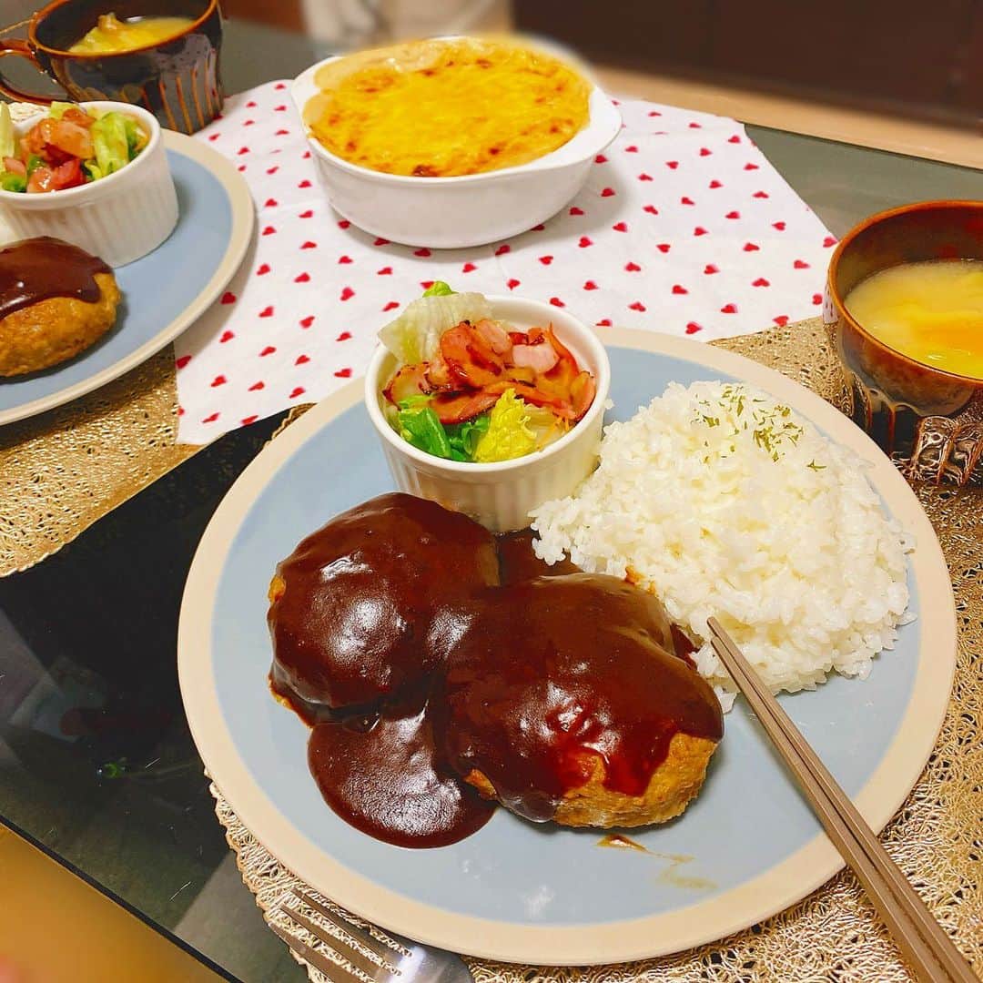 末次愛梨のインスタグラム：「Valentine dinner 𓌉◯𓇋 ‎  お酒ばっか飲んでそうに見えるかもですが ちゃんと料理もしてますよ😏😏笑  バレンタインはチョコいらないって言われたので ハンバーグ好きな👦🏻の為に✌️  どんだけ好きなの？ってくらい 今日ハンバーグだよって言うと めちゃくちゃ喜んで食べてくれる😂💞  味噌とマヨネーズを入れるのがミソです(味噌だけに)  #ハンバーグ#おうちごはん#バレンタイン#バレンタインディナー#手作りごはん#グラタン」