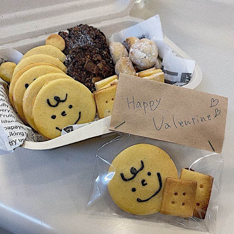 森戸知沙希さんのインスタグラム写真 - (森戸知沙希Instagram)「Valentine's Day💗 　　　　 　　　　　　 　　　　　 　　　　　　 クッキー焼いた🍪 焦げたけど、、、、、😂 　　　　　 　　　　　 　　　　　 急に夜中にスイッチ入って、いろんな種類のクッキーを焼きました笑笑 　　　　　 　　　　 　　　　　 そして、今日は神戸でのハロコン🎤 　　　　 メンバーからお菓子もらえてハッピーな1日になりました🥰 みんなはもらった？それともあげた？💭 　　　 　　　　　　　 #morningmusume21  #helloproject  #モーニング娘21  #森戸知沙希  #手作りクッキー  #スノーボール  #オートミールクッキー  #クリームチーズクッキー」2月14日 22時28分 - chisaki__morito.official