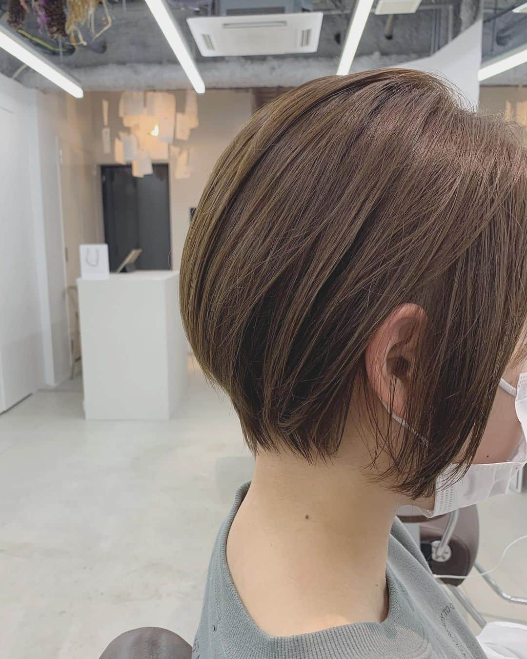 佐々木千紘のインスタグラム：「サロンワーク✂︎💕  .  ショートヘアも人気になりはじめてきました❤︎ショートはえりあしのおさまり良く、長持ちとフィット感を大切にカットさせていただいております💕最近はハイライトのお客様もとても多く、がっつり明度差をつけるのも地毛風のナチュラルもとってもオススメです🙆‍♀️💘💞  .  3/6.7付近の予約がいっぱいになっております❤︎✨緊急事態宣言下で、髪の毛のタイミングが難しいと思います🙇‍♀️✨3月のご予約は埋まりが早そうですので、是非お早めをオススメ致します🙇‍♀️✨💞💕  .  #romp恵比寿#恵比寿美容室#恵比寿サロン#ショートヘア#ベージュカラー#ハイライトカラー#いつもありがとうございます」