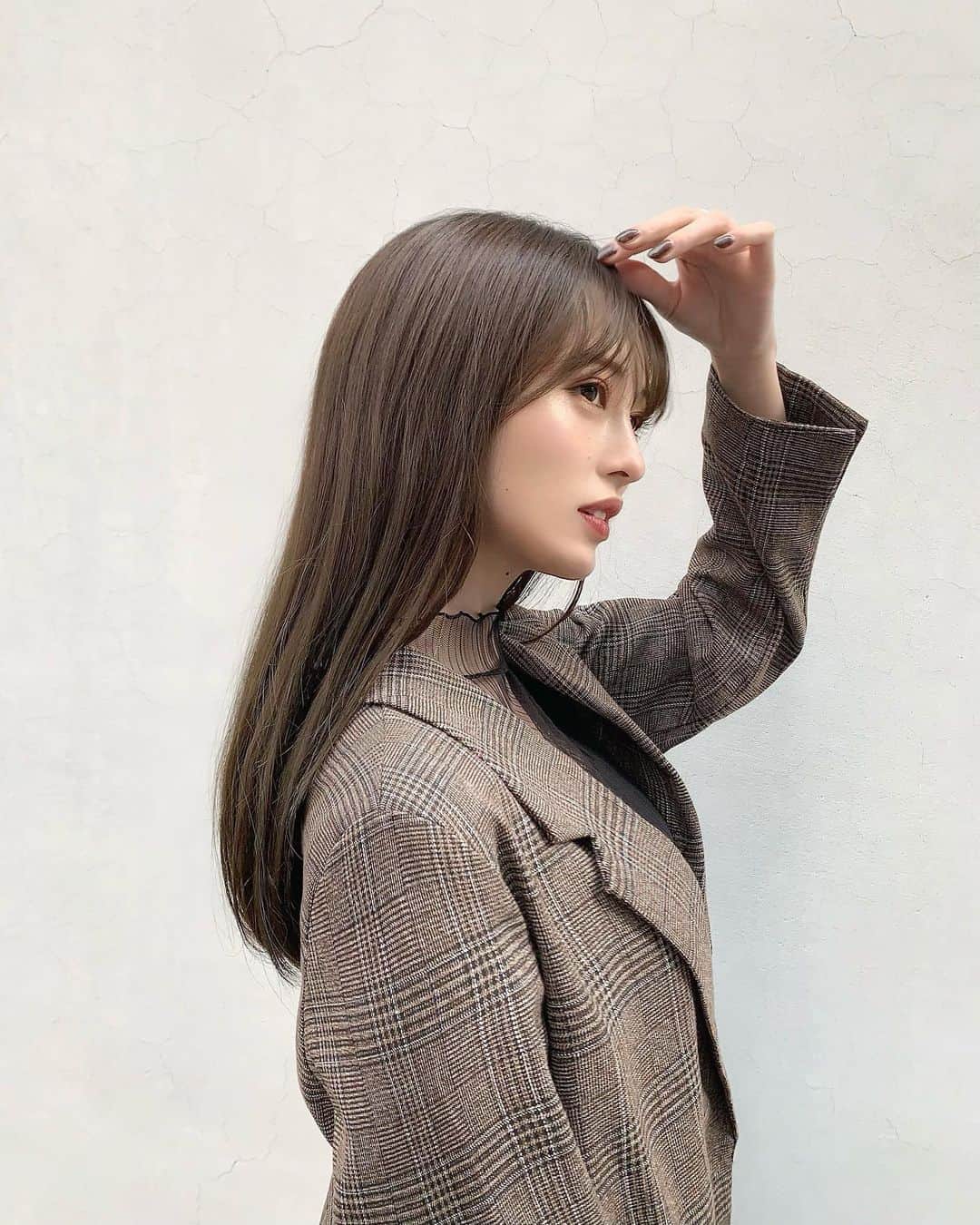 のインスタグラム：「happy v-day🍫💭 . . 少し前に髪色を変えました🎀 そしてちょっと強めのオレンジ系メイクをしてみました🍊 透明感のあるグレー系の色に初挑戦しました. 良い感じに色抜きするのが楽しみ😊 急遽なのにありがとうです🙇‍♀️✨ @tomohito.takaha  @logshibuya2  . . #happyvalentinesday #haircolor」