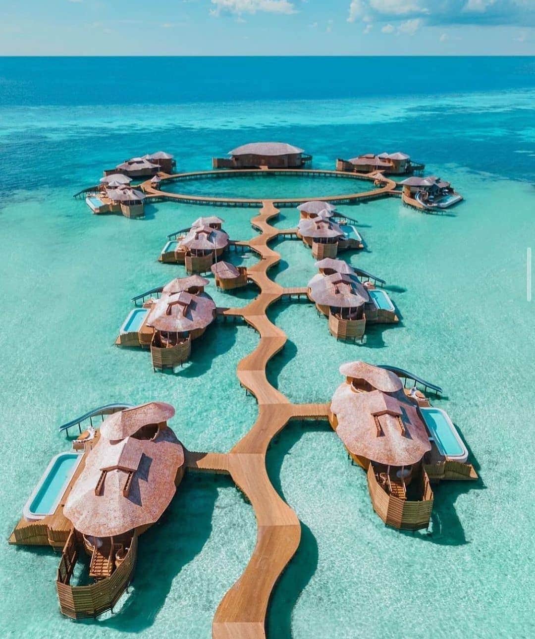 Padgramさんのインスタグラム写真 - (PadgramInstagram)「Dream villas 😍 •  📍Maldives 🇲🇻 📸 @discoversoneva .  #pgdaily #pgstar #pgcounty #maldives #planetgo #planet #planetearth #amazing #awesome #maldivesislands」2月14日 22時30分 - planet.go