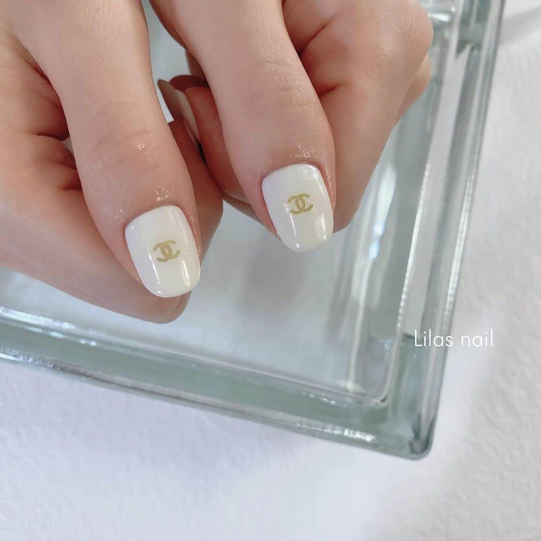 makoのインスタグラム：「* milk white 🤍 #girlynail #ガーリーネイル #ミラーネイル #glitternail #젤네일 #젤네일아트 #젤네일전문 #フレンチガーリー  #ギンガムチェック #ギンガムチェックネイル #オーダーチップ #ブライダルネイル #ワイヤーネイル  #セルフネイル #스누피네일아트 #左右非対称ネイル #ちょうちょネイル #蝶々ネイル #ヴィンテージネイル #水滴ネイル #オーロラネイル #フレンチネイル #冬ネイル #マットネイル #韓国ネイル #ミルク色」