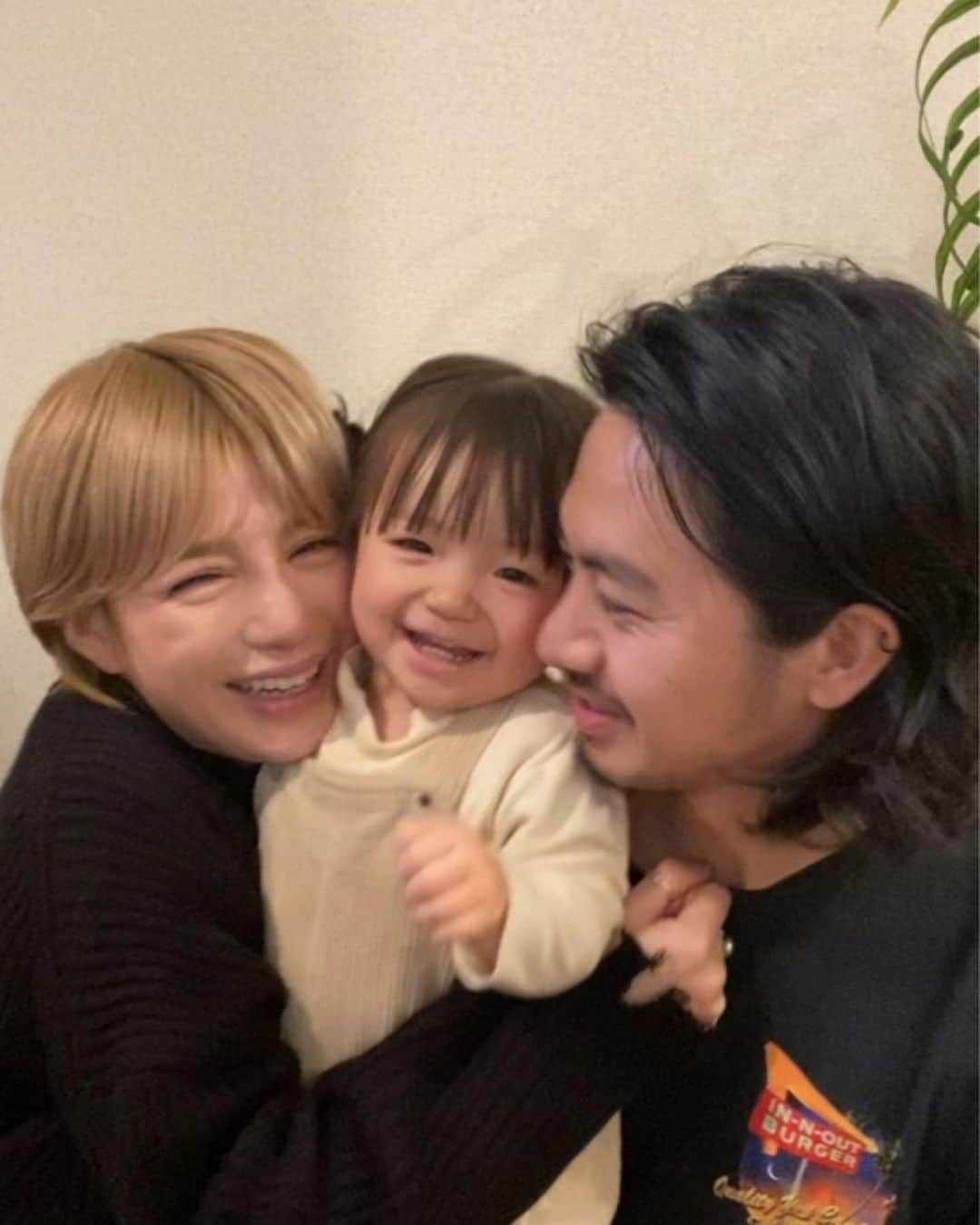 長谷川あやのインスタグラム：「👨‍👩‍👧👨‍👩‍👧👨‍👩‍👧#Valentine#Valentineday#生後20ヶ月#1歳#赤ちゃんのいる生活#新米ママ#女の子ママ#小夏のいる生活#家族時間 ・ ・ ・ Happy Valentine's Day!!!💓 ・ 今年のバレンタインはおうちで 美味しいものたくさん食べました😌✌️💭 （久しぶりにちゃんとお料理した、、、笑） ・ 久しぶりにパパと2人で写真とったら なにしていいかわからず、、、笑 なんだかいい記念になりました👩‍🦳👨✨ ・ 来年も家族みんなで楽しく過ごせますように🤎」
