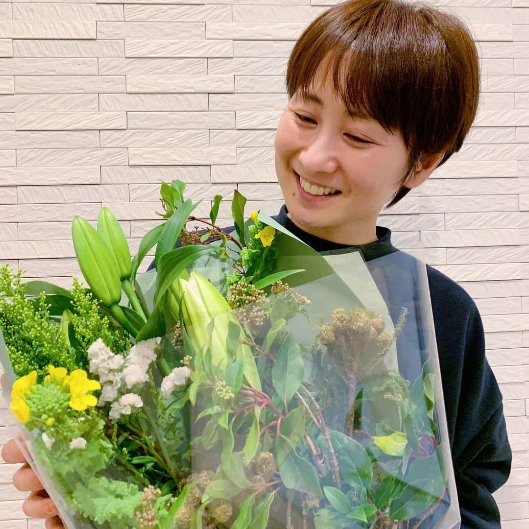 糸数美樹のインスタグラム：「Happy Valentines Day🧡 仕事から帰ってきた旦那から花束のプレゼント！！ 嬉しいねー☺️ ありがとう✨✨」