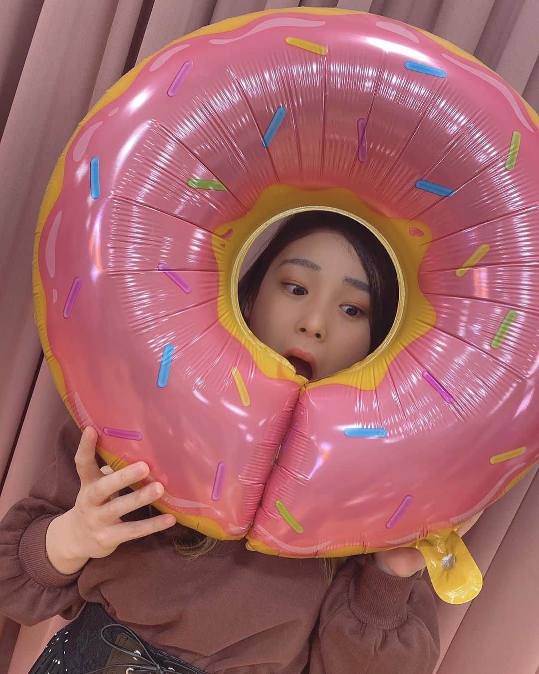 小山星流のインスタグラム：「ハピバレ🍫💌  #バレンタイン　#ドーナツ」