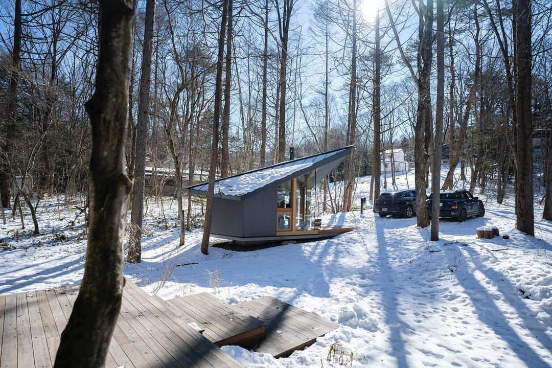 川上俊のインスタグラム：「artless karuizawa (satellite office 軽井沢) - small office in the forest / design concept: contemporary Japanese tea room / architecture & design by @shunkawakami and shinkenchiku karuizawa, photography by @yukwkmi / www.artless.co.jp  #shunkawakami #tinyhouse #sustainablearchitecture  #architecturephotography #japanesetearoom」