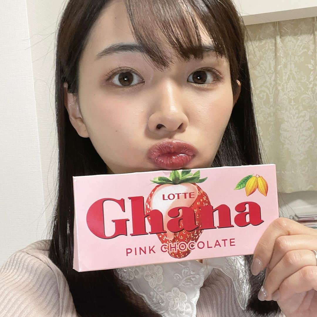 角田奈緒子さんのインスタグラム写真 - (角田奈緒子Instagram)「*はっぴーばれんたいん🍫  ピンクのガーナ可愛いよね 可愛くてたくさん食べました  バレンタインメイクしてみました🍫 バレンタイン限定色のリップと 普段使わないピンクのアイシャドウを目じりにチョロっと  💄オペラ　リップティントN  203ブラウンフィグ 👁ヴィセリシェ　グロッシーリッチアイズPK-2  昨夜は不安でよく眠れなかった方もいらっしゃるかと思います。 今夜はよく眠れますように。  #バレンタイン #バレンタインメイク  #ピンクのガーナ #ガーナピンクチョコレート  #ブラウンフィグ  #お天気お姉さん #お天気キャスター #気象予報士」2月14日 22時37分 - naokoon1122