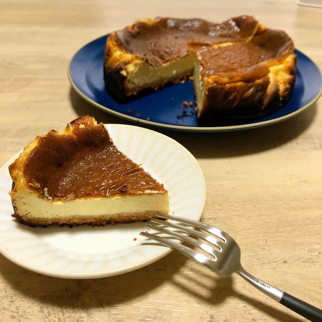 前田友香のインスタグラム：「#happyvalentinesday ❤️  #バスクチーズケーキ   自分の誕生日に スイーツプレゼントして 自分も食べる🎂  毎年のお決まりです！  下のクッキーが 焦げ焦げなのは気のせい🧚‍♀️  @maeyuka_gohan  #バレンタイン #バレンタイン手作り  #手作りお菓子  #チーズケーキ」