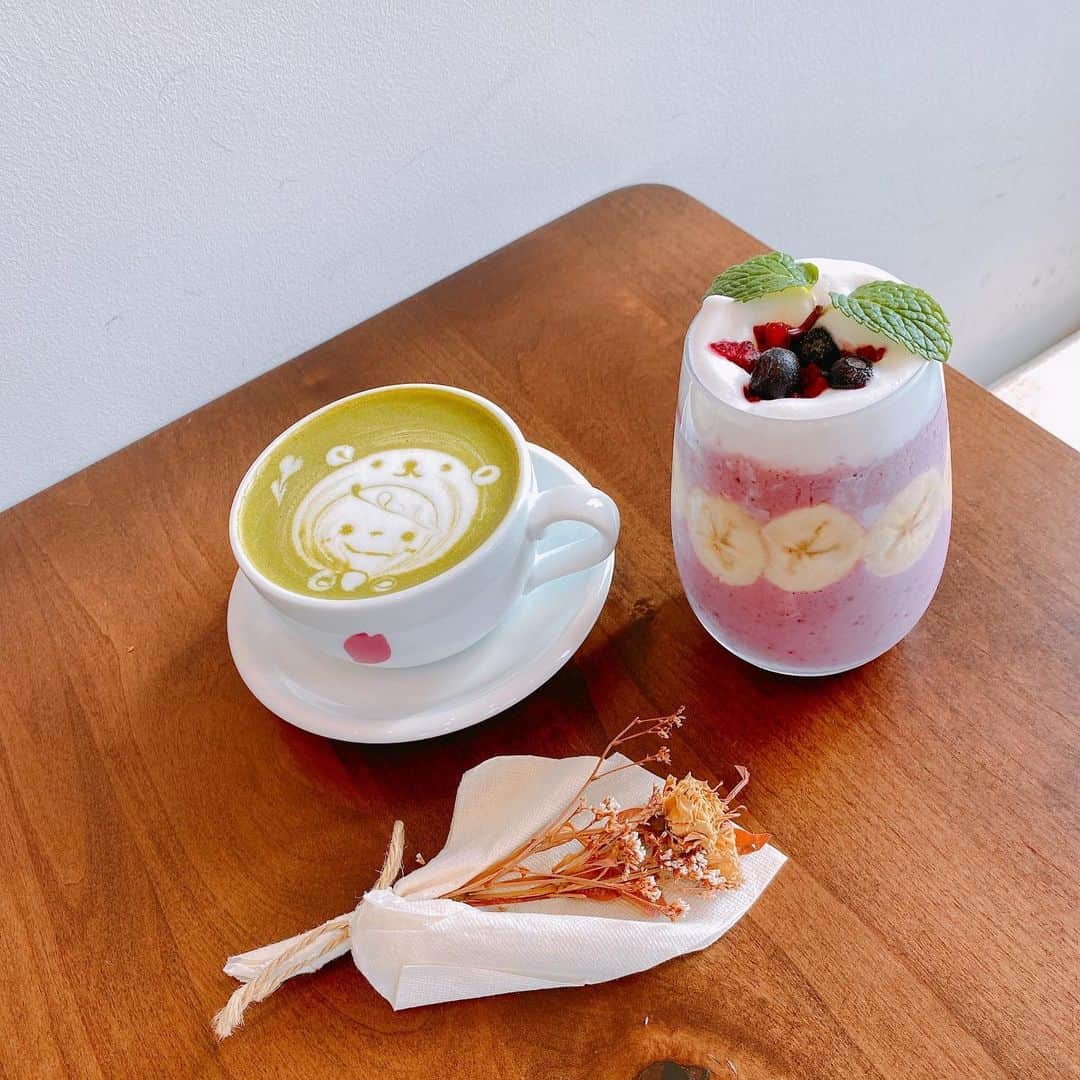 横田萌のインスタグラム：「. . 可愛い〜☕️❤️  コンセントもあって まったり過ごせそうなcafeでした♩  #姫路カフェ #姫路cafe  #カフェフォレスタ  #cafeforesta #cafe #カフェ」
