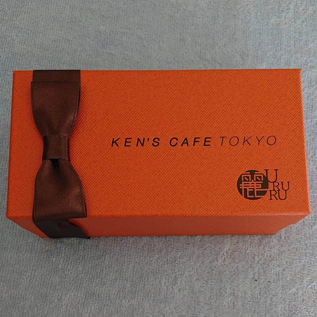 渡辺めぐみさんのインスタグラム写真 - (渡辺めぐみInstagram)「❤️❤️❤️ハッピーヴァレンタインデー❤️❤️❤️  皆さんは、どんなチョコを選んでのかな❓️  今年の私が選んだチョコレートは、KEN'S  CAFE  TOKYOの、「魔法のガトーショコラ」 魔法のダイエットとの、コラボです⤴️⤴️⤴️  濃厚でいて芳醇、それでいて驚くほどヘルシー  低GI 砂糖不使用 グルテンフリー カカオポリフェノール  良いこと尽くしの、チョコレートなのです😃❤️👍  温める 常温 冷やす  と、食べ方も色々と楽しめちゃうチョコです😃⤴️⤴️  本当に､食感や味の感じも変わるので、チョコ好きの方、是非、試して欲しいです😃❤️👍  気になる方は、HPをチェックをして見て😊👍👍👍  青山すこやか本舗 https://www.sukoyakahompo.com/sp/  ルームウェアは、お友達のミポリンに、お誕生日のプレゼントで、家族お揃いで頂きました😃❤️👍 有り難う😆⤴️💓  #ヴァレンタインデー #チョコ#ヘルシーチョコ#魔法ダイエット#魔法のガトーショコラ #ken'scafetokyo #魔法のガトーショコラ  #美味しい #甘い#低GI #砂糖不使用 #グルテンフリー #カカオポリフェノール @sukoyaka.health_beauty」2月14日 22時43分 - meguheart