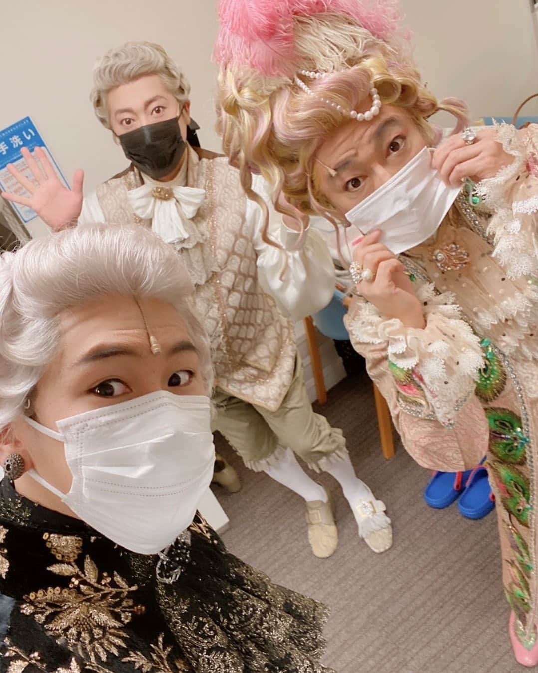 小野田龍之介さんのインスタグラム写真 - (小野田龍之介Instagram)「Marie Antoinette🌹  本日も公演務めさせていただきました🐍 日々御観劇下さっている皆様・御心をお寄せ下さっている皆様本当にありがとうございます✨🙏✨  昨夜の地震は東京も大きく揺れたので、朝からスタッフの皆様がしっかりと劇場点検してくださり無事に安心して務めさせていただくことができました‼️ スタッフの皆様の日々のお力に本当に感謝ですね😭  本日で3週目が終わり、明日休演日を挟んだら東京公演いよいよ最終週でございます‼️ 東京My出演回は残り5公演。。。 皆様何卒宜しくお願い致します🥺  そして本日はハッピーバレンタイン🎉 皆様愛と優しさに溢れた1日になったかな？？？ 愛と優しさに溢れた3メンズでパシャリ📸笑笑 ＊ ＊ ＊ #ミュージカル  #マリーアントワネット  #musical  #MarieAntoinette  #MA  #レオナール #駒田一  #ルイ16世 #原田優一  #オルレアン公 #小野田龍之介」2月14日 22時44分 - ryunosuke_onoda