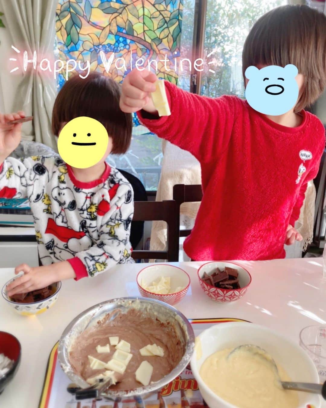 小明のインスタグラム：「「女の子いいなぁ、一緒にお菓子作ったりするの憧れる〜」とかそう言う言葉を女児のいる人に発したことがあるような気がするけれど、女児だった時代に母とお菓子なんて何回作ったよ？大人になってからもお菓子なんてつくったか？そもそもやらねえ人間なんだよ、私は。適当なこといっちゃって、何が憧れる〜よ。あとそういうことに男女差はないんだよ。ふとした時に自分の考えの古さが出て恥ずかしい気持ちに。 この古い脳みそのアップデートのために姉のオススメ、ケミオさんのYouTubeを見ました。最新のケミオ。これで私もニュートラルな脳を手にいれる……はずが、なんということでしょう。編集と話のスピードが早すぎて脳がついていけないではないですか。最近の編集って、こう、パッパッパッパって画面切り替わるから、前の話がまだ聞き取れてないのに次の話題いっちゃって、、、ぜんぜん書き終わってないのに黒板消され続けた学生時代を思い出しました。待ってよケミオ、置いてかないでケミオ、、、 ケミオはさておき子供とマフィンを作りました。バレンタインだからってぼへーっと過ごしてチョコが得られるなんて甘くってよ。 「ママ教えてあげるから自分でお作りなさい」くらいの勢いで始めたんですけど(レシピは　ホットケーキミックス　マフィン　簡単  で検索)、ほらやっぱり全然やらない人じゃないっすか。幾多の「あっこれもうダメだな」って瞬間を乗り越えて、「焼けばなんとかなる」という座右の銘でオーブンにぶち込んだらだいぶなんとかなったから、やっぱり焼けばなんとかなるんだよ。 そんなことをTwitterに書いてたら「ギャートルズの世界観」と言われて、あーほんとだなと思ったのでここに記します。  #バレンタイン　 #焼けばなんとかなる」