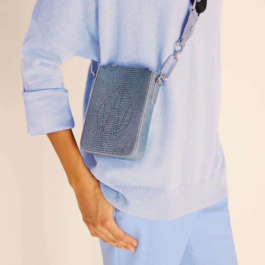 アマンダ ウェイクリーのインスタグラム：「The Micro Adams Crossbody... the epitome of chic utility in lizard embossed leather  #utilitybag #crossbodybag #statementbag #cashmere #ss21」