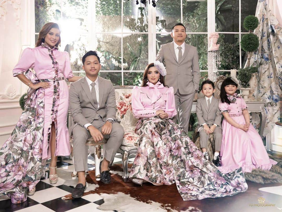 Keluarga A5のインスタグラム：「Myfamily😍」