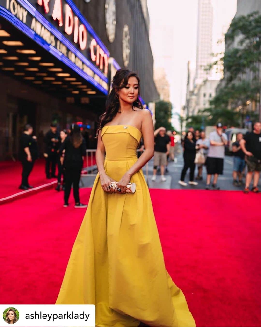 サッチン+バビのインスタグラム：「Throwback to when we dressed Ashley Park for the Tony Awards • Her words of New York City is exactly what we all need to hear on this day of love ❤️ Posted @withregram • @ashleyparklady Anyone else dream of playing Belle one day? Me too. 🥰🥀 For Valentine’s Day, I wrote a #LoveLettertoNYC inspired by @bookingcom:  Dear New York City 🌃~ I believe in your electric heartbeat, in your social nature, in your bright light that has deluded and impassioned ambition and hope in generations of people from around the world, as we have all been or come from immigrants to your concrete jungles where dreams are made of... . You were the city that never sleeps, until now... . The other day I walked through your Broadway district and the exact spot where this photo was taken during the 2019 Tony Awards... I circled that special radius of streets that had become home to me and my community of loved ones and artists, and all your visitors… and at first it was so so quiet. . And then I started to feel the spirit of that sacred nostalgia of generations before us… millions of stories of success and failure paved these streets to make it an epicenter of our globe. And with its emptiness right now, comes the determination and beautiful potential for our home to become everyone’s destination once again. . I hope us New Yorkers continue to support local, to look out for one another, and find a way to fight for the sustainability of an entire industry population of artists... I can’t wait for the day when our home and stages are once again a collective escape and destination for visitors from all over the world in the audience each night… strangers who are friends by story’s end.  Xx, Ashley ❤️  📸: @emiliomk  #LoveLetterstoAmerica #nyc」