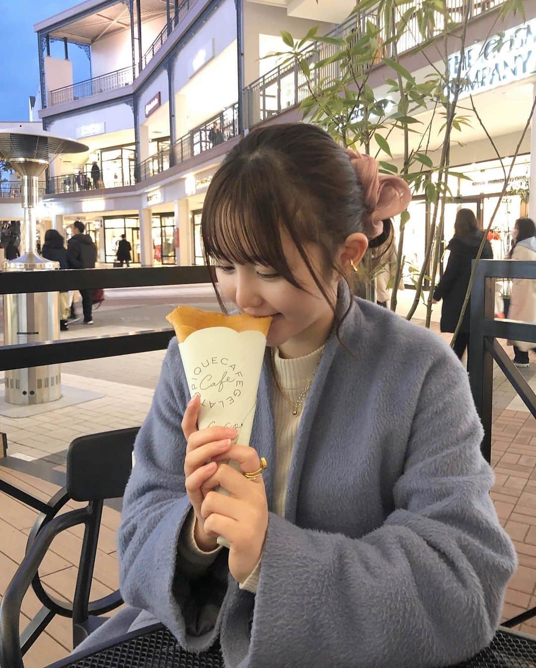 伊藤小春のインスタグラム：「ハッピーバレンタインです🍫❤️﻿ ﻿ ﻿ 自分のためにチョコを買って、﻿ 失恋ショコラティエのサントラを聴きながら食べるのが私的バレンタインの楽しみ方です♡﻿ ………真夏でも同じことしてるけど。笑﻿ ﻿ ﻿ ﻿ ﻿ 残念ながらチョコの写真はなかったので、﻿ かなり前のですがクレープの写真を🍰﻿」