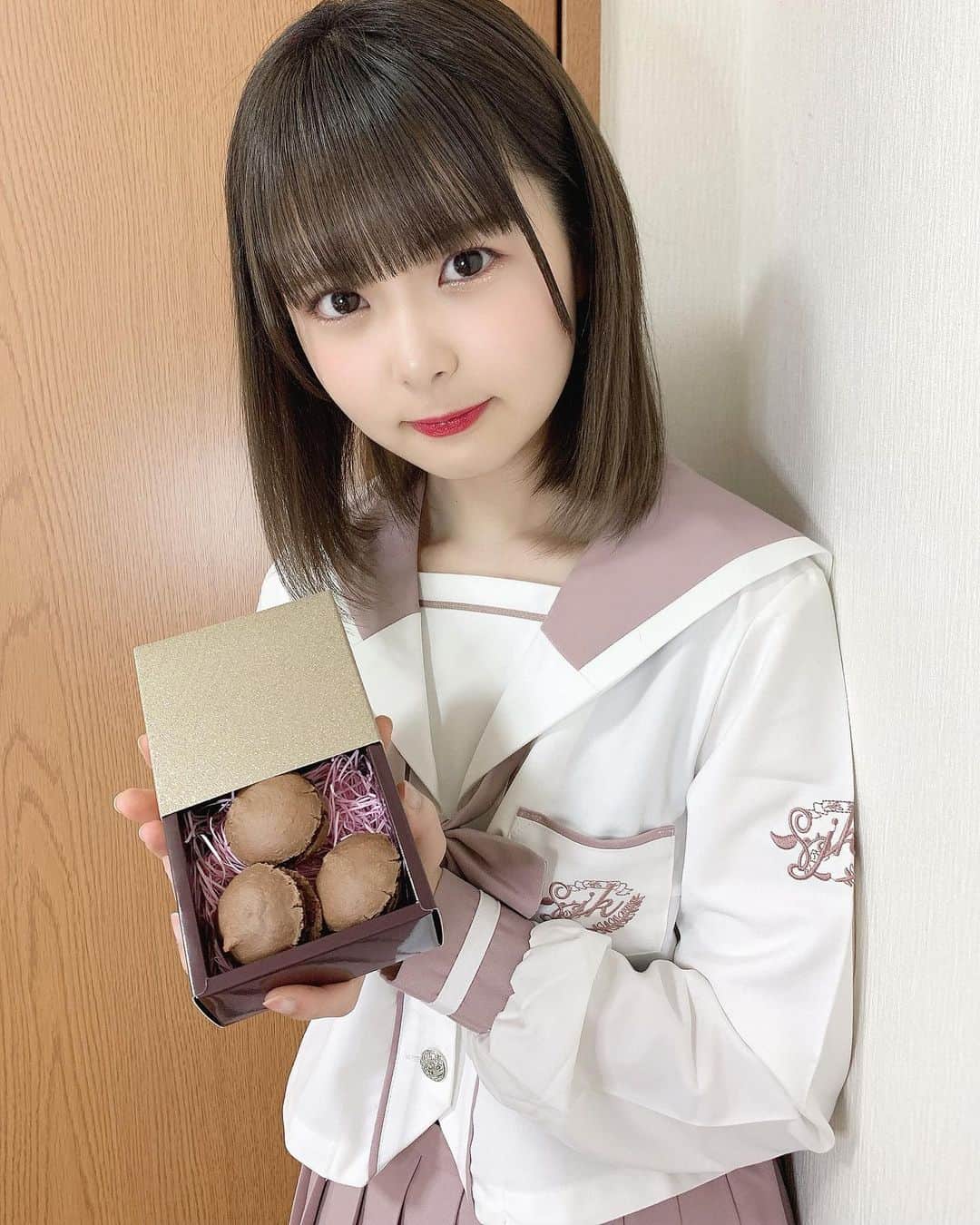 久保田沙矢香のインスタグラム：「.  頑張って作ったから チョコ受け取ってください！  ピンクのかわいい制服着てみたよ🌸  #制服 #制服コスプレ #高校生 #ラストアイドル」