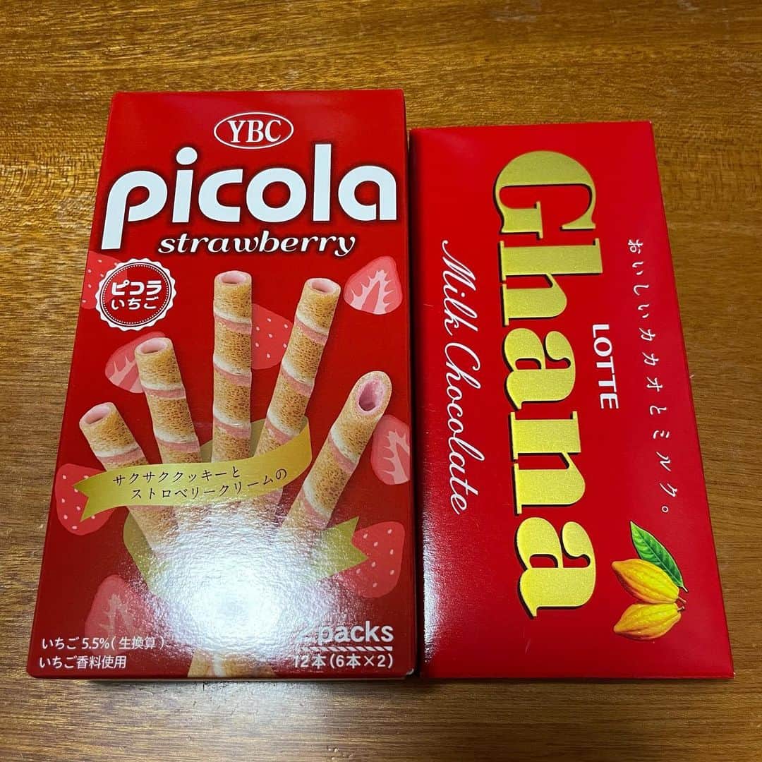 キートンのインスタグラム：「チョコをくれる人が日本には一人もいないので、自分で買った。 ガーナ ピコラ プロテインバー  バレンタインらしく赤で統一。 悲しい。」