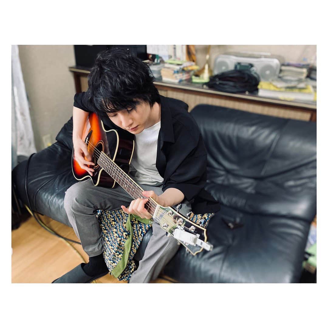 【公式】ドラマL「3Bの恋人」のインスタグラム：「🎸  まもなく第6話放送です😉🤍🤎  公式YouTubeも続々とupしてるので そちらもぜひお楽しみください🐶💓  #3Bの恋人 #桜田通」