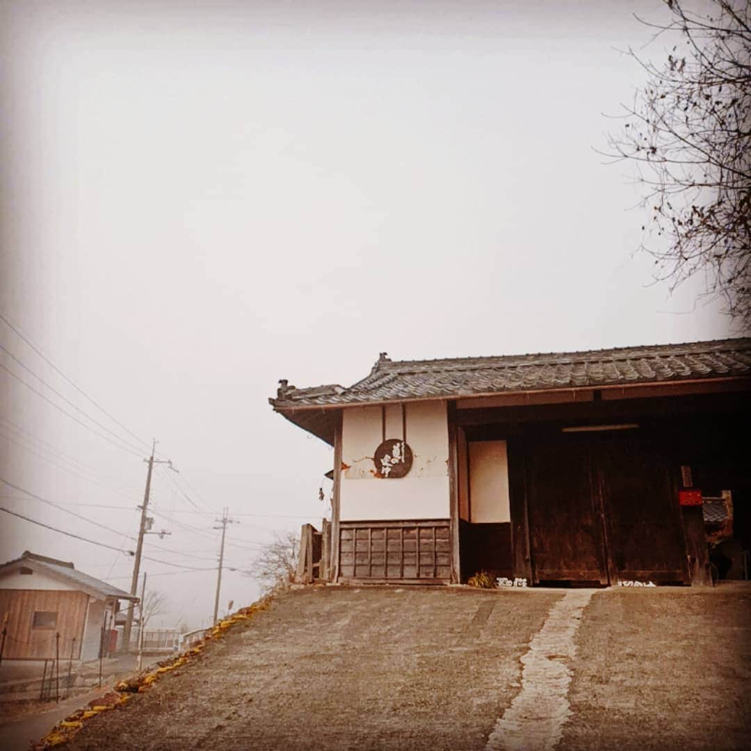 松本隆博のインスタグラム：「。 今日の朝は南丹市を歩きました。 とても風情あり清々しい朝を 過ごしました。 ギャラリーカフェ道の途中 で(気が付けば)朝を迎えまして (^^ゞ(^_^)。」