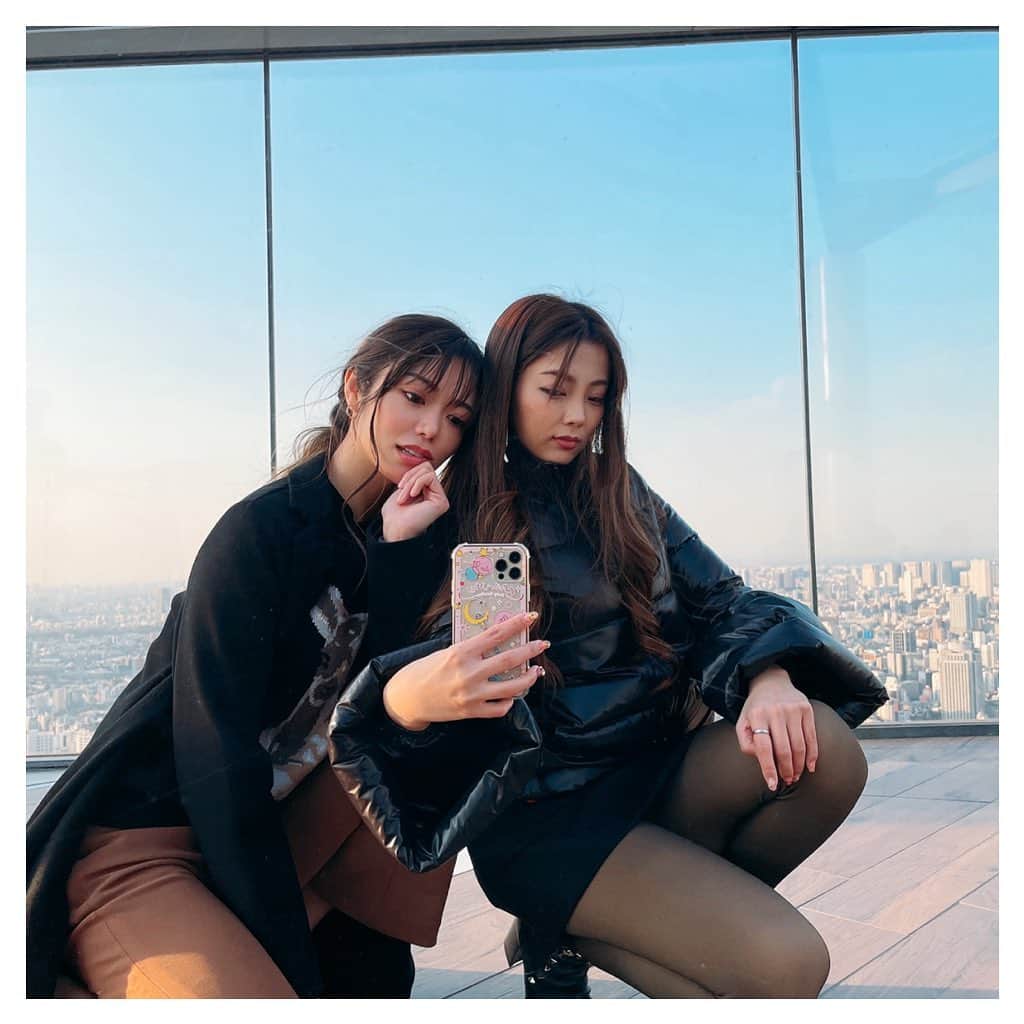 ARIKAのインスタグラム：「渋谷スクランブルスクエア🗼 . 話題のインスタスポットへ📸 初めて行った〜❤️  久しぶりに絶景を見て癒されました🌞 楽しかったな🌈  ※ 3枚目はアート作品です。  #渋谷 #渋谷スクランブルスクエア #絶景 #インスタスポット #休日 #workout #makeup #hair #me #girl #swag #l4l #love #selfie #bestoftheday #followme #dog #lovedogs #お洒落さんと繋がりたい」