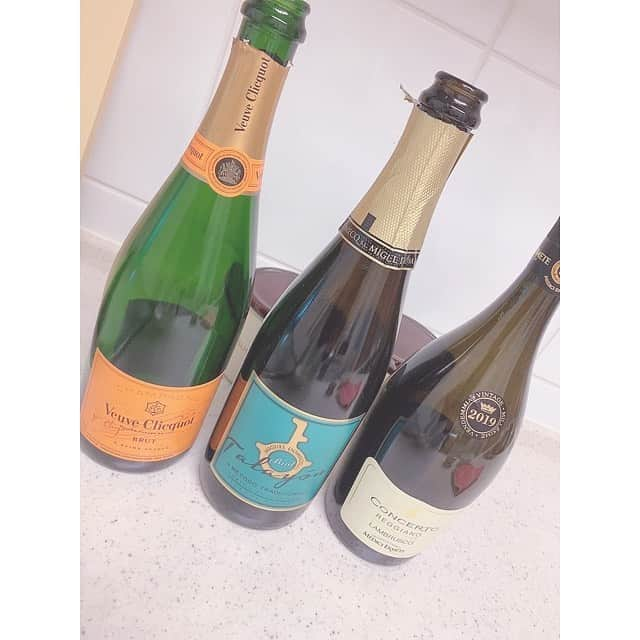 福本愛菜さんのインスタグラム写真 - (福本愛菜Instagram)「大好きなお姉ちゃんと飲み🍾 . 飲み明かした日❤️. 最高やん🥰 . #ヴーヴ #veuveclicquot #白ワイン #最高かよ」2月14日 22時53分 - aina_fukumoto