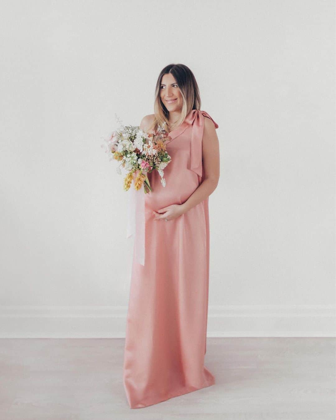 Stephanie Sterjovskiのインスタグラム：「Galentine’s Day 💝😏 #babyjolly (pics & video by our Valentine: @nealjolly) 😉 . . . Dress linked here: http://liketk.it/38jen @liketoknow.it #liketkit #teamjolly #LTKVDay #LTKbump #LTKbaby #dressthejollybump #galentinesday」