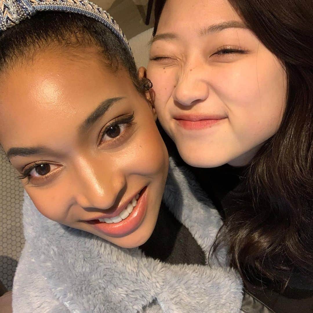 のインスタグラム：「🎂 Happy birthday my princess💗 👑  We’ve been friends ever since junior high school so she is not only a friend but also like a sister.   I'm glad to have met her in my life♥️  中学生に出会ってからもう10年以上の中になるだなんて ほんと、時が過ぎるのはあっという間ね!  LINEに保存されている数年前のアルバムを見返して あー私たちも大人になったなぁってしみじみ😂  今年はやっと、彼女が帰国をして🇺🇸 5年ぶりに直接お祝いの言葉を伝えられるのがすごく嬉しい😆  これからもよろしくね 素敵な一年を✨  Hope your special day is bright and beautiful.  Love.  #birthdaygirl #happybirthday #happyvalentinesday  #love #💝」