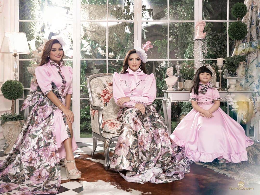Keluarga A5のインスタグラム：「Arsy, kak loly and bunda😍」