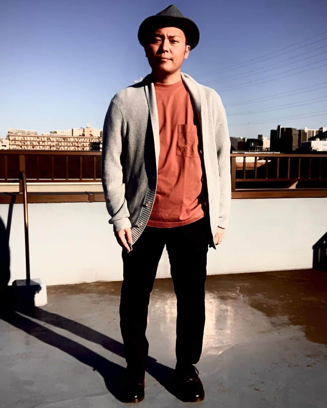 三浦隆一さんのインスタグラム写真 - (三浦隆一Instagram)「先日YouTubeでスタートした小口桃禾さんとのラジオっぽい番組 そこでファストファッションのコーディネートを勉強させてもらってます 今回のお題はユニクロの「クルーネックT（長袖）」 私が選んだのは【オレンジ】でサイズは【XL】です 普段はこういう色はなかなか手を出さないんですが、今回は企画ということもあってチャレンジしてます 着てみたら色も落ち着いたオレンジだし、着心地もいいです これから暖かくなってきたら出番増えそうです 1枚目と2枚目は自分で考えたコーデで、3枚目が小口さんからのアドバイスをいただいてミリタリーコートと合わせてます  次回は2/20（土）の深夜0時（21日に日付が変わる時）公開予定です 次のお題も頑張ります！ お楽しみにー #ユニクロコーデ  #ファストファッション  #ユニクロユー」2月14日 22時56分 - kusoiinkaimiura