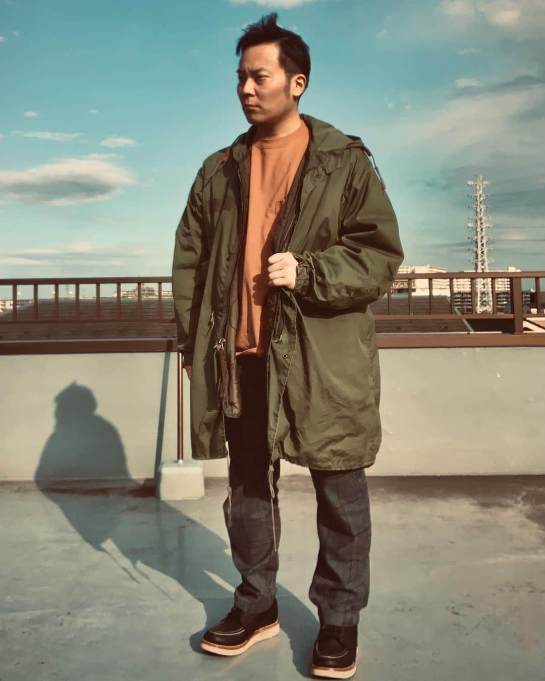 三浦隆一さんのインスタグラム写真 - (三浦隆一Instagram)「先日YouTubeでスタートした小口桃禾さんとのラジオっぽい番組 そこでファストファッションのコーディネートを勉強させてもらってます 今回のお題はユニクロの「クルーネックT（長袖）」 私が選んだのは【オレンジ】でサイズは【XL】です 普段はこういう色はなかなか手を出さないんですが、今回は企画ということもあってチャレンジしてます 着てみたら色も落ち着いたオレンジだし、着心地もいいです これから暖かくなってきたら出番増えそうです 1枚目と2枚目は自分で考えたコーデで、3枚目が小口さんからのアドバイスをいただいてミリタリーコートと合わせてます  次回は2/20（土）の深夜0時（21日に日付が変わる時）公開予定です 次のお題も頑張ります！ お楽しみにー #ユニクロコーデ  #ファストファッション  #ユニクロユー」2月14日 22時56分 - kusoiinkaimiura