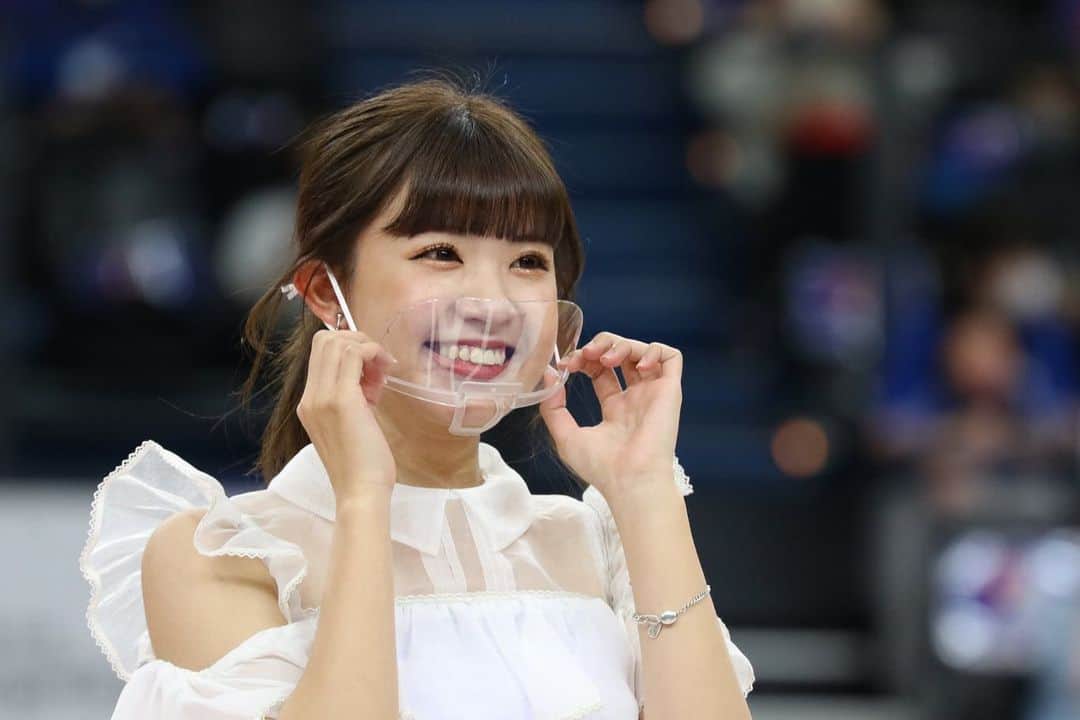 外薗葉月のインスタグラム：「ライジングゼファーフクオカさん☺︎ ゲストとして応援に行かせていただきました🏀  好きが仕事に繋がって本当に嬉しい🥺  勝利！！ ほんとにおめでとうございます🎈  いっぱい素敵な写真撮ってもらいました✌︎ @yasu_fulu1029   2枚目グーパンチしてくれた後😂」