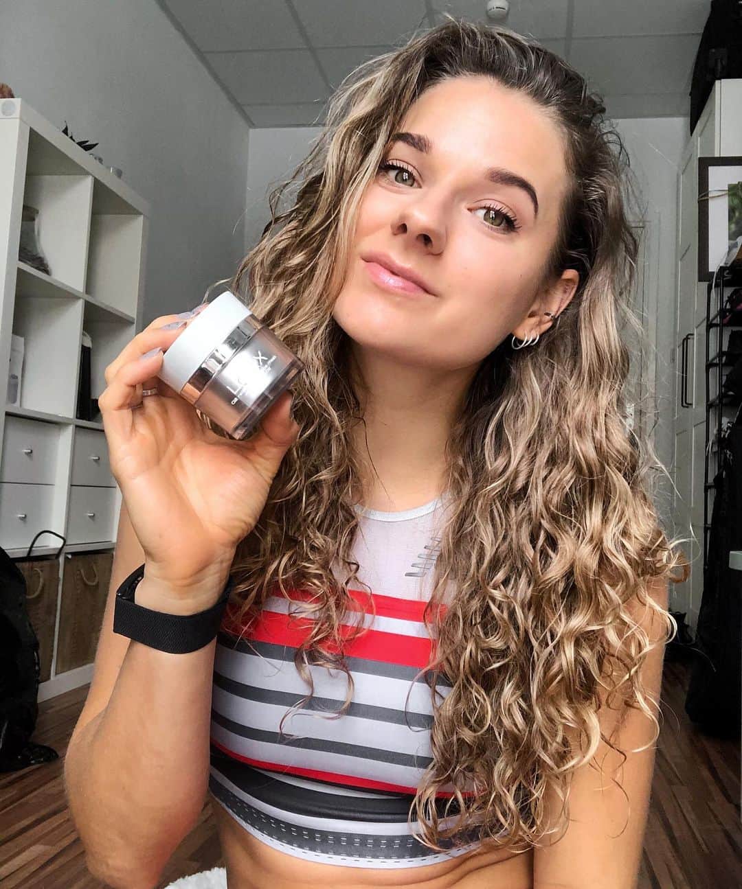 ラウラ・デ・ウィットのインスタグラム：「🌹GIVEAWAY🌹  Because today it’s all about spreading love ❤️ . Voor iedereen is het een lastige tijd, maar vooral voor de mensen met een vitaal beroep. Samen met @lookxcosmetics willen wij deze mensen een handje helpen 🙌🏼 Ik mag 5x2 het Relax O2 eye & face mask weggeven aan iemand met een vitaal beroep én aan jou!  . Hoe maak je kans: - Volg mij & @lookxcosmetics  - Like deze post - Tag een vriend/vriendin die een vitaal beroep heeft en wel een extra relax momentje kan gebruiken. That’s it! Ik gebruik dit masker btw wekelijks, want door die mondkapjes droogt m’n huid snel uit.  . Ik maak de winnaars as donderdag 18 feb bekend. Oo en Happy Valentine’s Day 🥰 #lookxcares」