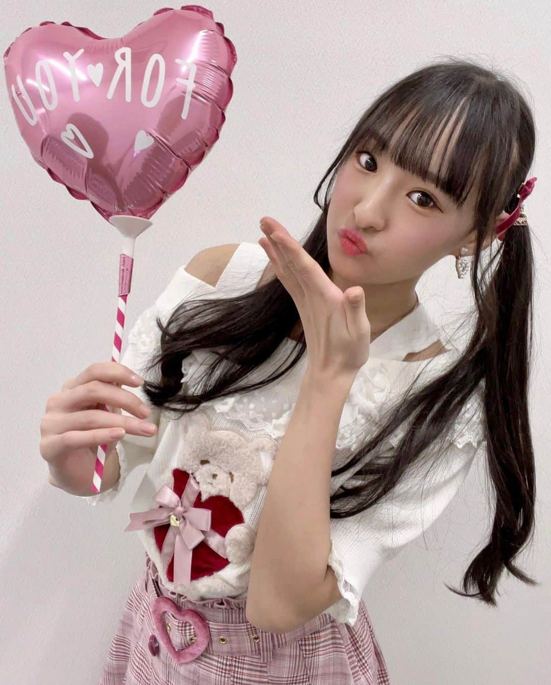 岡本怜奈さんのインスタグラム写真 - (岡本怜奈Instagram)「♡﻿ 𝐻𝑎𝑝𝑝𝑦𝑉𝑎𝑙𝑒𝑛𝑡𝑖𝑛𝑒🍫❤️﻿ ﻿ 2日間#オンラインお話し会﻿ ありがとうございました🙏💕﻿ ﻿ バレンタインイブとバレンタイン当日に﻿ 会えてhappyになったよ(*ˊ˘ˋ*)｡♪:*°﻿ ﻿ #fashion﻿ ✔️ 𝑯𝒂𝒊𝒓 𝒂𝒄𝒄𝒆𝒔𝒔𝒐𝒓𝒊𝒆𝒔. 𝒕𝒐𝒑𝒔. 𝒔𝒌𝒊𝒓𝒕. 𝒑𝒖𝒎𝒑𝒔﻿ #lizlisa (@lizlisa_official_japan)﻿ ✔️𝒃𝒂𝒈 #samanthavega (@samantha.vega_official?)﻿ ♡﻿ ♡﻿ #nmb48 #岡本怜奈 #れなたん #たんたんコーデ﻿ #コーデ #ファッション #バレンタインコーデ﻿ #バレンタイン #valentine #happy #Instagood」2月14日 23時07分 - renatan1222