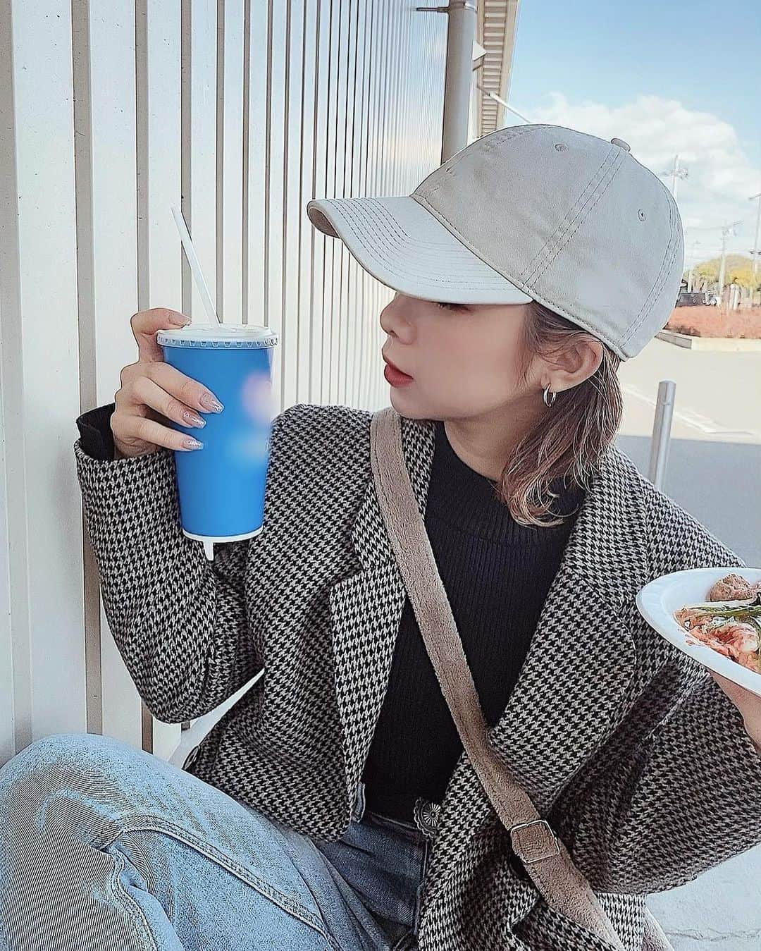 のインスタグラム：「ピザーーー🍕😋♥️﻿ ﻿ ﻿ ﻿ 耳は食べないタイプでしたが、﻿ 最近は耳が美味しいと感じるようになりました♡﻿ (いつも誰かに耳は食べてもらっていました♩)﻿ ﻿ ﻿ ﻿ ﻿ 皆様は何ピッツァがお好きですか？？🍕﻿ ﻿ ﻿ ﻿ ﻿ 私は〜テリマヨとかチーズとかが﻿ 好きです😊✨﻿ ピザもたまにめっちゃ食べたい衝動に﻿ かられますよね〜(笑)このピザ美味しかった♡﻿ ﻿ ﻿ ﻿ ﻿ ﻿ ﻿ ﻿ 明日のTikTokは﻿ ティナとのコラボです(笑)﻿ ﻿ ﻿ ﻿ 朝に投稿するので﻿ オタノシミニ🐶🌷﻿ ﻿ ﻿ ﻿ ﻿ ﻿ #オリックス #Bs2021 #BsGirls #オリ姫﻿ #野球 #プロ野球 #オリックスバファローズ ﻿ #野球女子　#野球好き　#京セラドーム大阪﻿ #オリックス女子 #インスタ野球女子 ﻿ #キャップ #カジュアルコーデ#冬コーデ ﻿ #大人コーデ #tiktok #pizza﻿ #좋아요　#팔로우　#패션　#메이크﻿ #baseball #ORIX #Buffaloes #osaka﻿ #MIYU #miyu_337  #🐼」