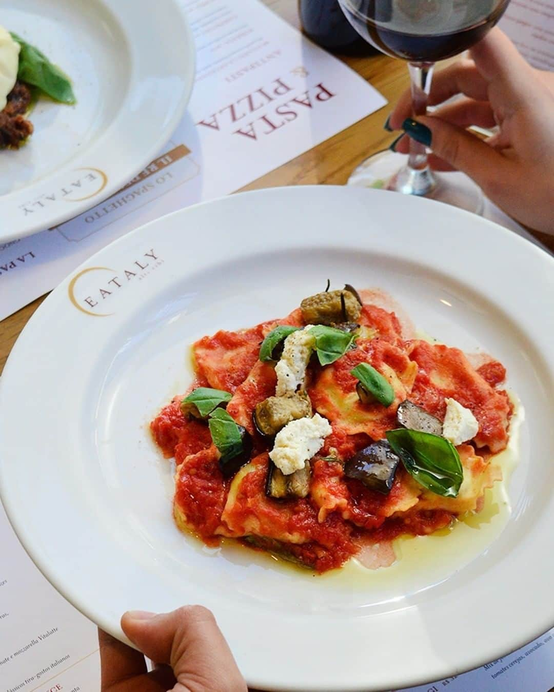 Eataly Brasilさんのインスタグラム写真 - (Eataly BrasilInstagram)「Massa fresca da casa recheada com berinjela e ricota de búfala Vitalatte, molho de tomate, manjericão e uva passa. O Ravioli alla Norma é o nosso prato icônico dedicado aos 500 mil Eatalyanos.  Somos o primeiro Eataly do mundo com meio milhão de seguidores no Instagram, e para celebrar esta conquista preparamos uma promoção inédita: até 08/03 apresentaremos pratos especiais de massa com preço promocional no restaurante Pasta & Pizza.  Inaugurando as duas primeiras semanas, neste domingo você já pode provar o Ravioli alla Norma por apenas R$38,00. Buon appetito.  #eataly #eatalybrasil #eatalysp #pasta #ravioli #italianfood」2月14日 23時00分 - eatalybr